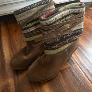 Stylish Knit Cuff Ankle Boots in Brown